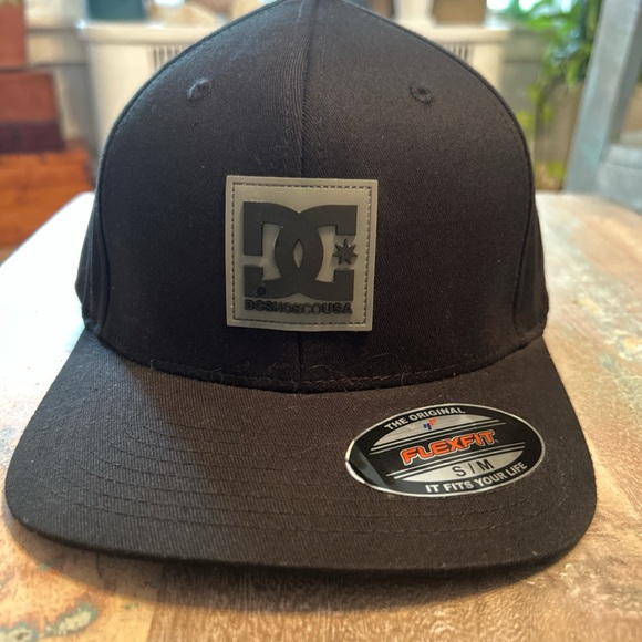 DC Black Flexfit Skate Cap - Picture 1 of 4